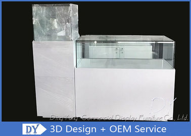 中棚が付いている光沢のある白い四角/長方形の注文のガラス陳列ケース