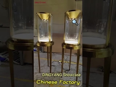 繊維 と 工芸 の 美しさ を 飾る 宝石 の 展示 に 合わせる