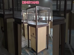 宝石展示台は 商品を展示する場だけでなく ブランドイメージの強化にも役立っています