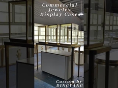 ベージュとゴールドの宝石展示台 豪華で温かいショッピング環境を創造